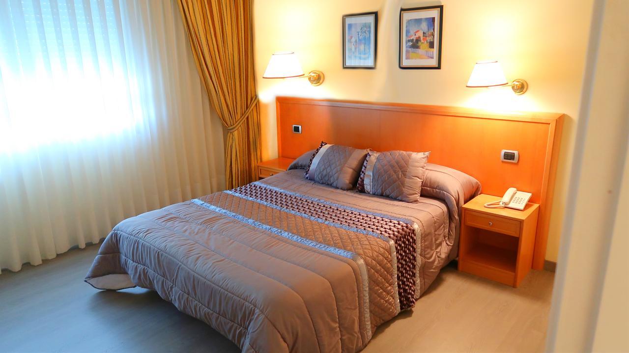 Hospedaje Y Hotel O Camino O Barco de Valdeorras Eksteriør bilde
